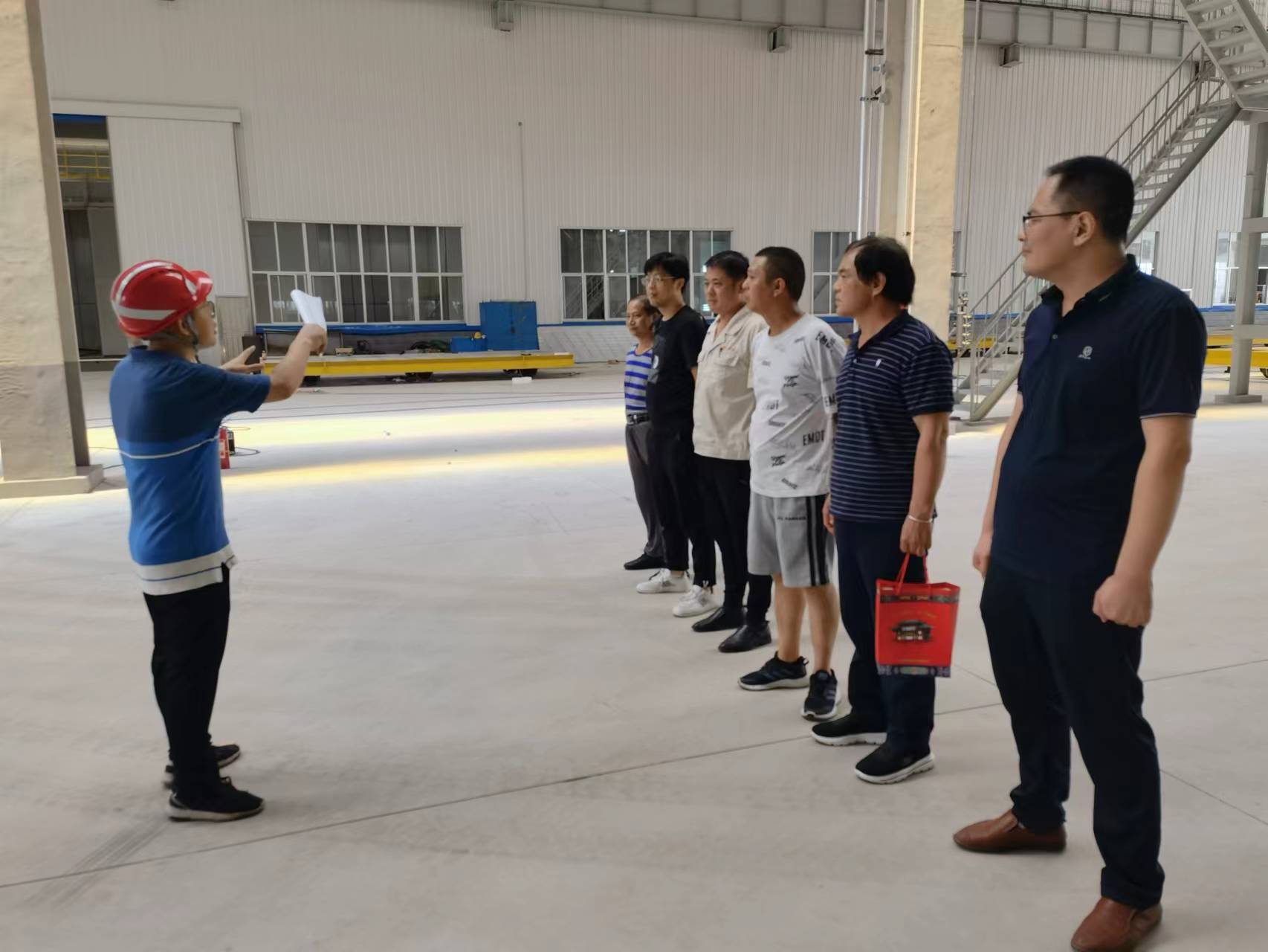 1660625574788815.jpg 总包方项目掌管人授课中.jpg
