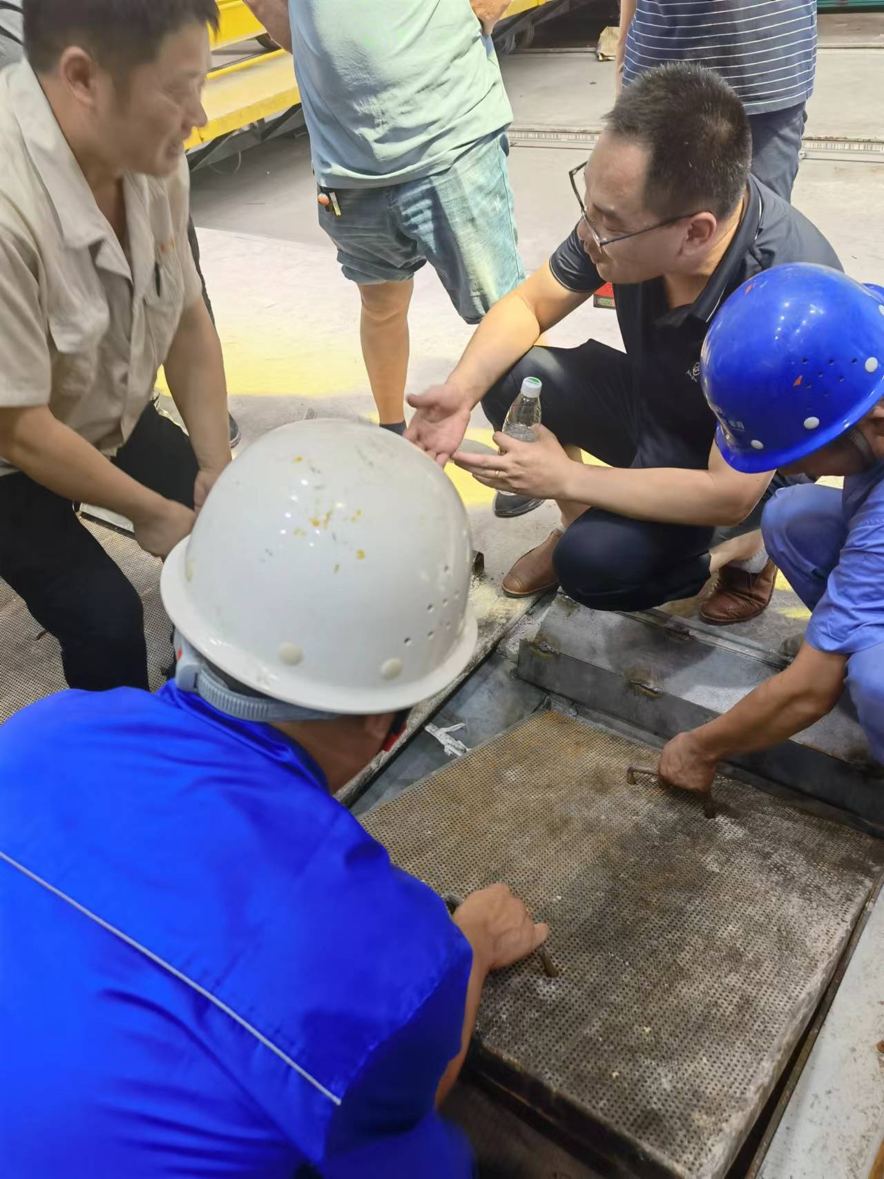 1660625579398947.jpg 现场技术沟通互换.jpg